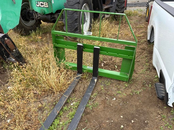 john-deere-kivel-pallet-fork-attachment-image-1