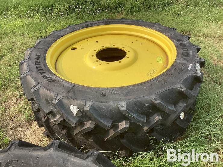 john-deere-320-image-4