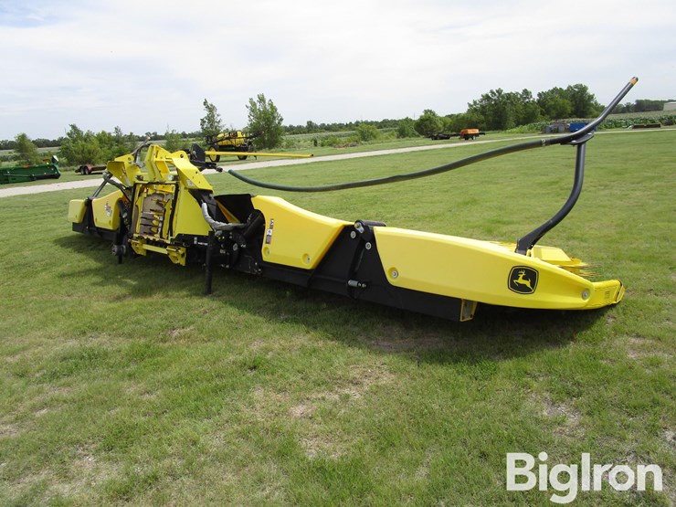 2019-john-deere-772-image-5