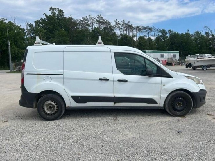 2014-ford-cargo-image-4