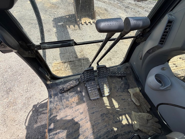 2020-deere-210g-image-37