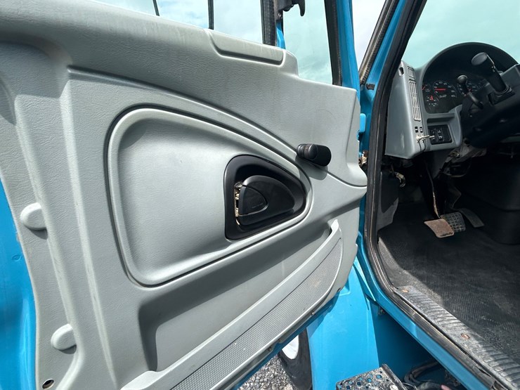 #1087-•-2007-international-service-truck-image-31