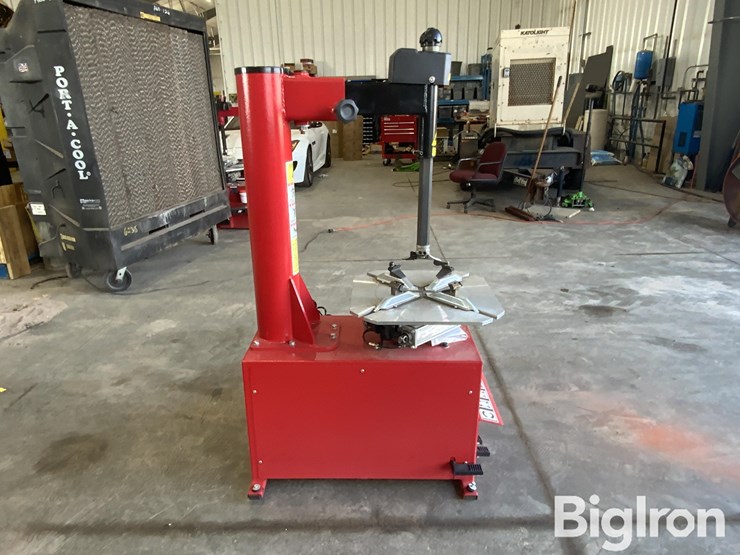2025-massey-ferguson-730-image-4