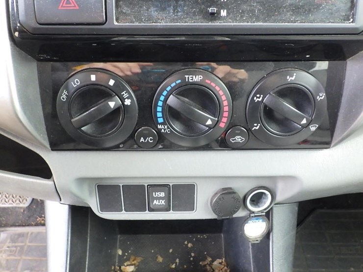2013-toyota-tacoma-image-30