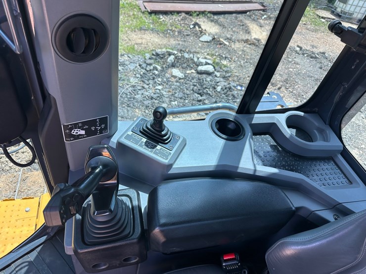 2022-deere-700l-image-33