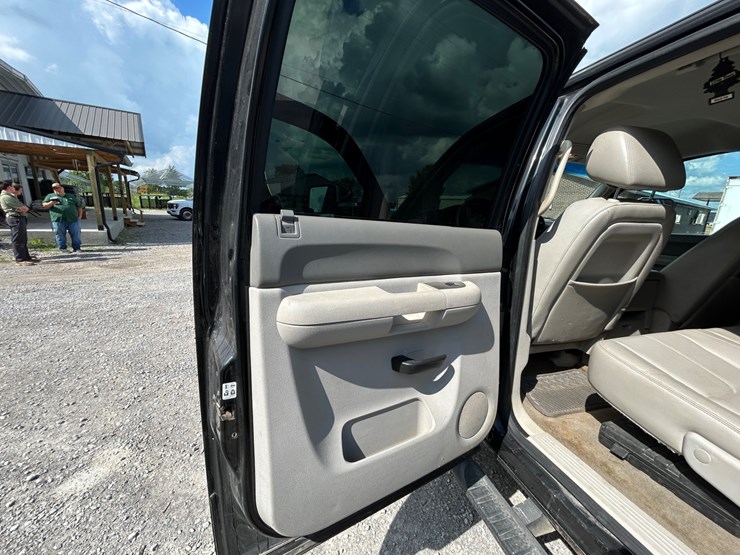 2014-chevrolet-3500hd-image-18