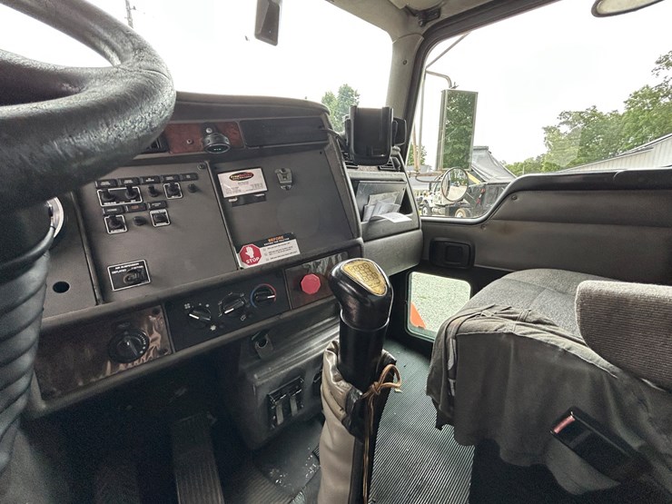 2005-kenworth-t300-image-35