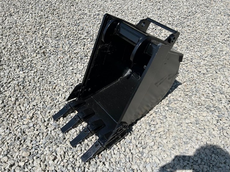 18"-x-change-bucket-for-a-bobcat-excavator-image-1