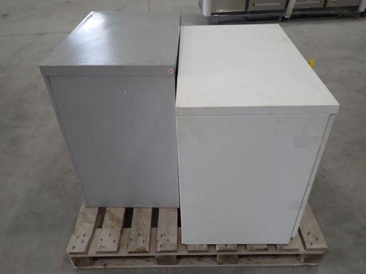 qty-of-(2)-metal-2-drawer-filing-cabinets-image-9