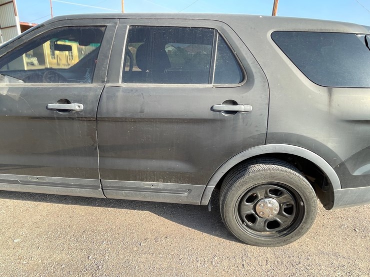 2016-ford-explorer-image-37
