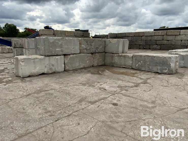 6'-x-3'-x-2.5'-interlocking-concrete-blocks-image-13