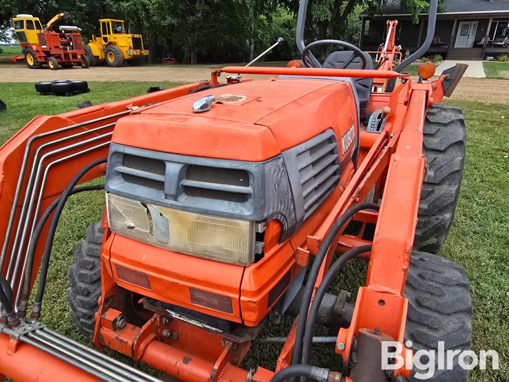 1995-kubota-l2900-image-13