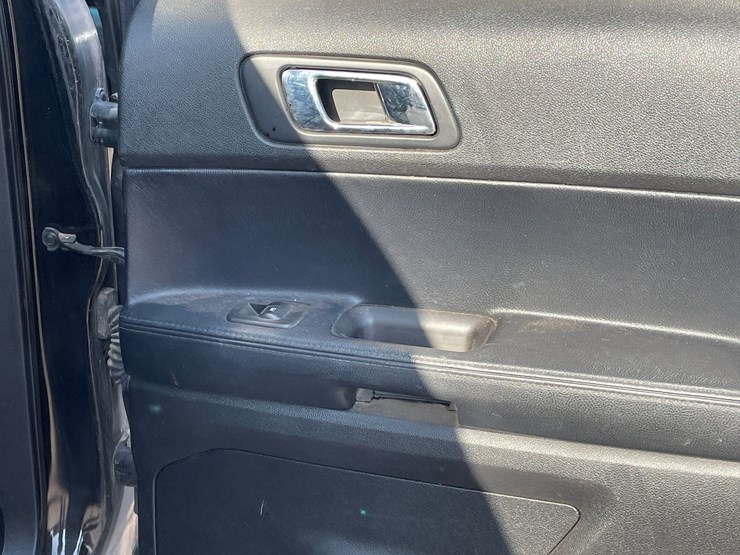 2016-ford-explorer-image-54