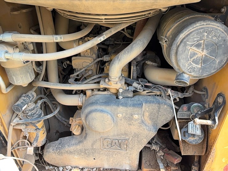 2021-caterpillar-299d3-image-12