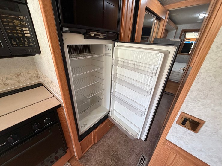 #1490-•-2001-winnebago-adventurer-image-113