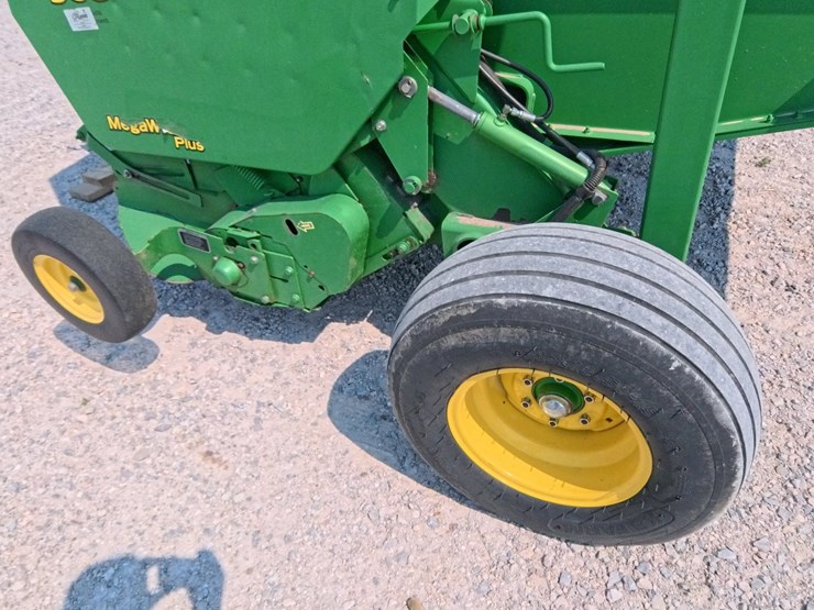 2009-john-deere-568-image-30