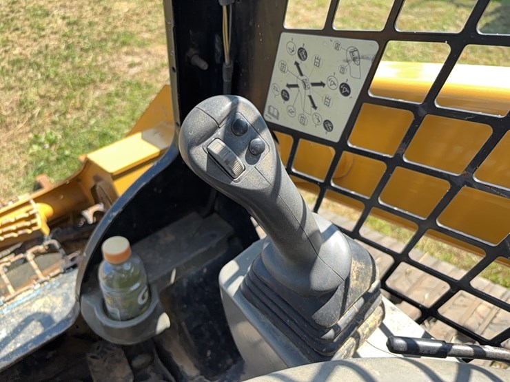 2021-caterpillar-299d3-image-17