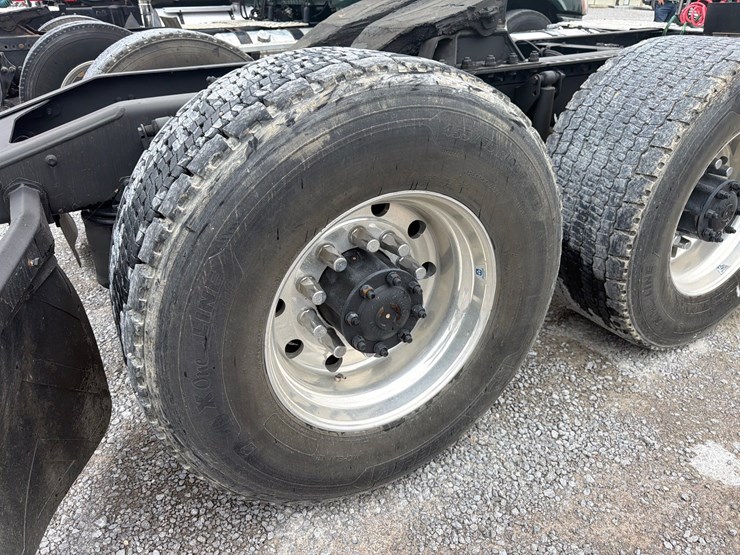 #60-•-2015-mack-cxu613-tandem-axle-truck-tractor-image-8