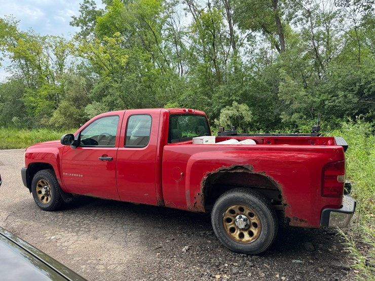 #1868-•-2009-chevy-silverado-pickup-truck-image-2