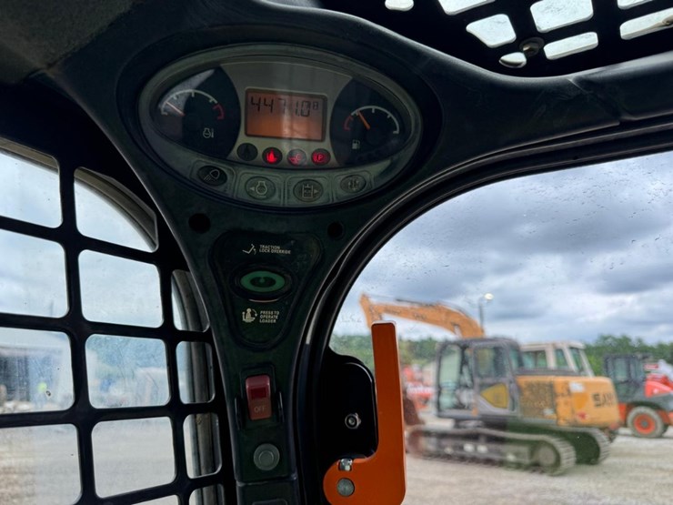 2015-bobcat-s570-image-18