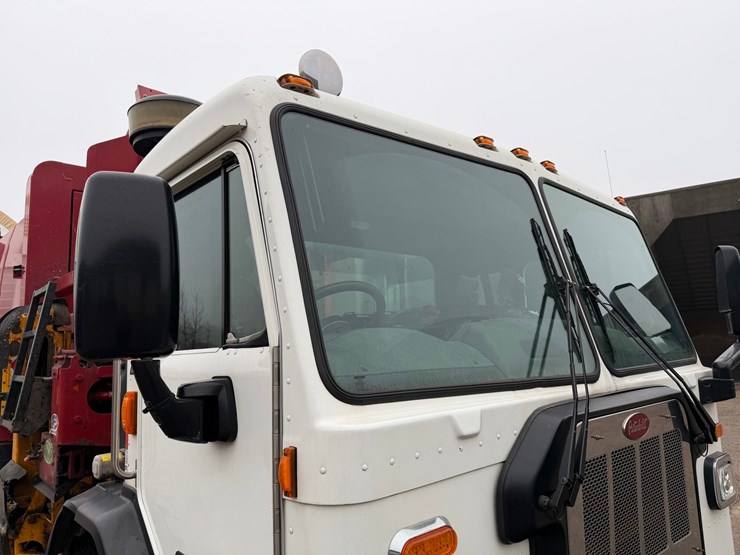 #1506-•-2019-peterbilt-pb520-side-load-garbage-truck-image-20