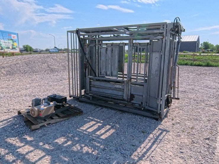 #1089-•-pearson-hydraulic-squeeze-chute-image-1