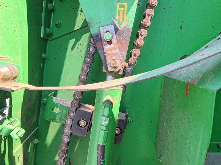 2009-john-deere-568-image-28
