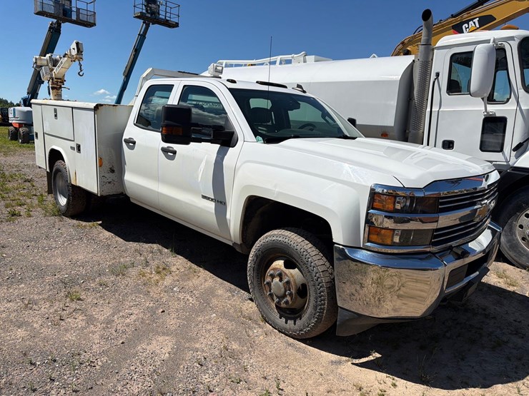 2016-chevrolet-3500-image-2