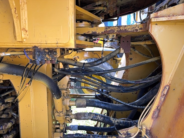 caterpillar-982m-image-13