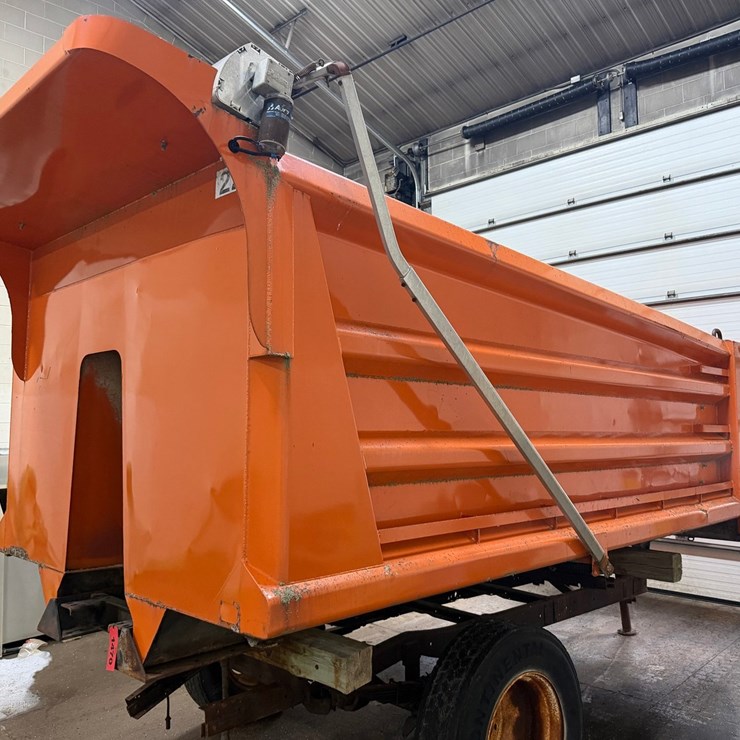#1470 • Heil 16' Dump Body w/ Lift Cylinder