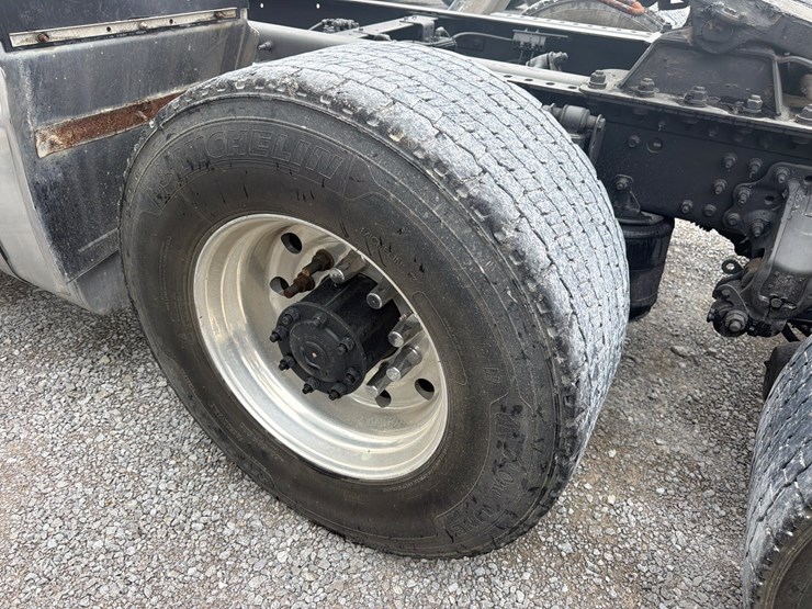 #60-•-2015-mack-cxu613-tandem-axle-truck-tractor-image-6