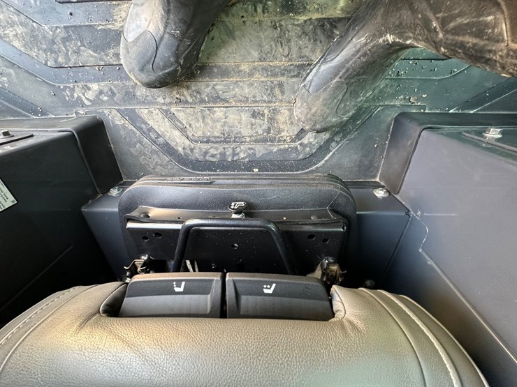 2022-deere-700l-image-37