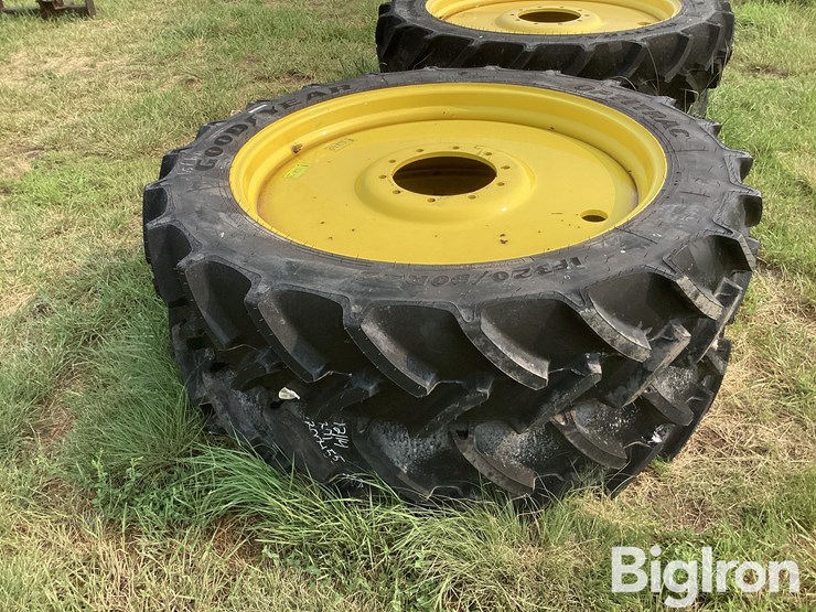 john-deere-320-image-8