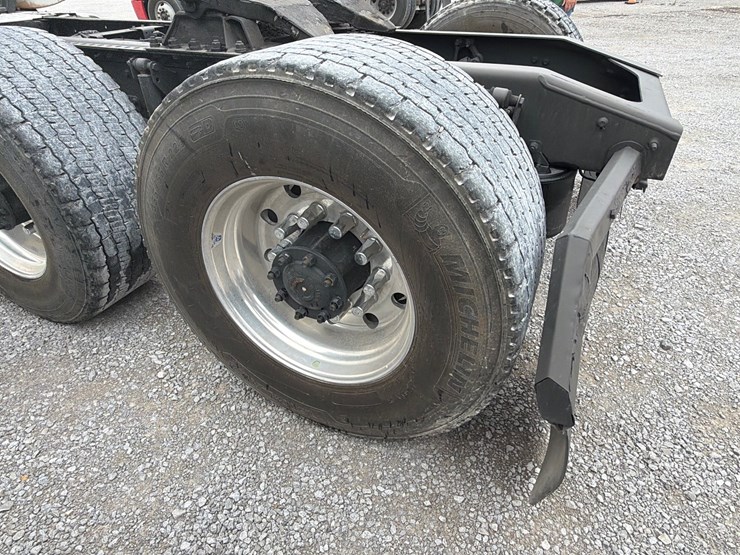 #60-•-2015-mack-cxu613-tandem-axle-truck-tractor-image-5