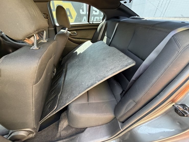 2015-ford-taurus-sedan-image-25