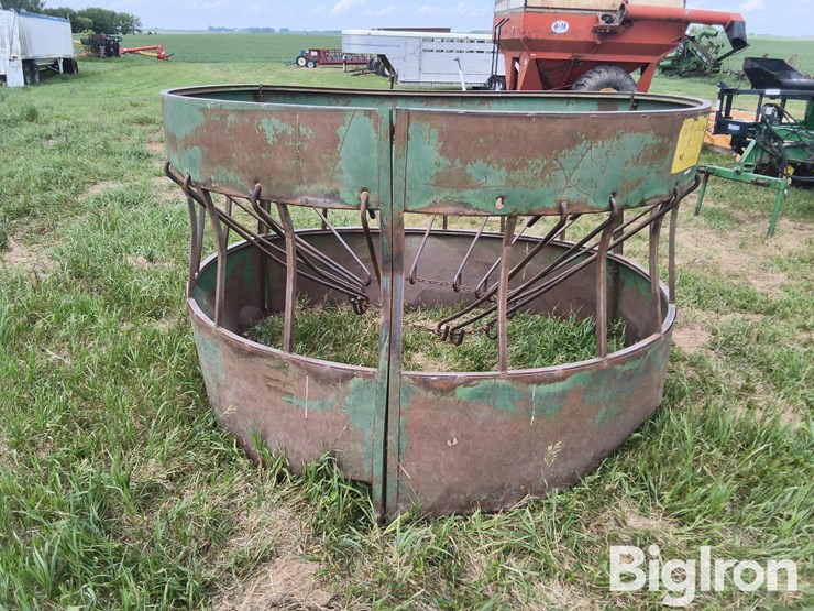 the-hay-manager-bale-feeder-image-2