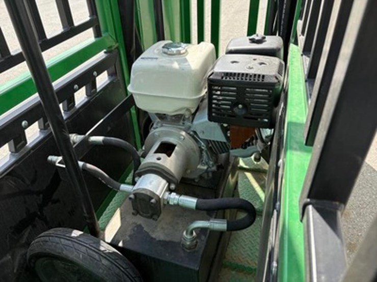 hydraulic-squeeze-chute-image-4