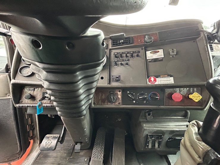 2005-kenworth-t300-image-37