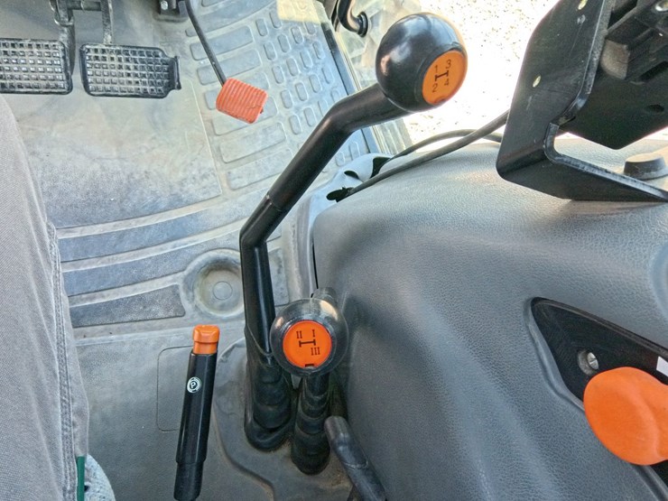 2004-new-holland-tl100a-image-38