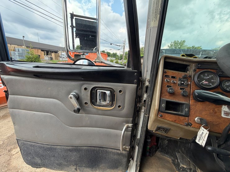 #89-•-2008-peterbilt-roll-off-tandem-axle-truck-image-20