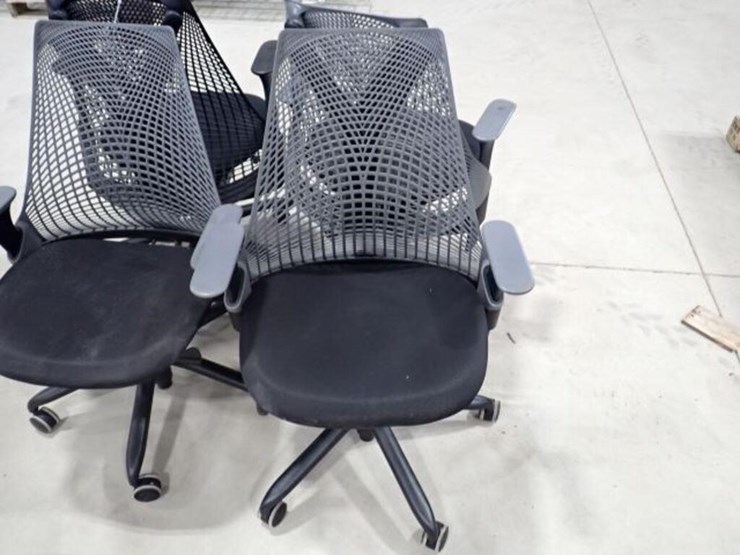 qty-of-(4)-desk-chairs-image-9