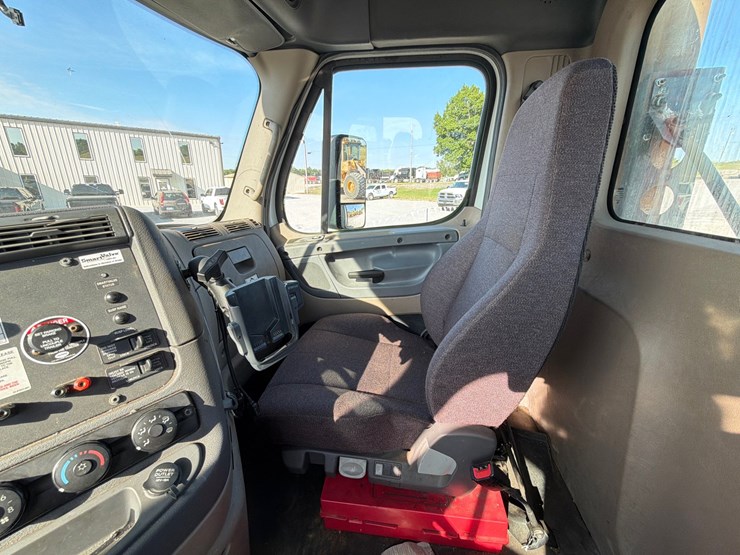 2018-freightliner-cascadia-125-image-25
