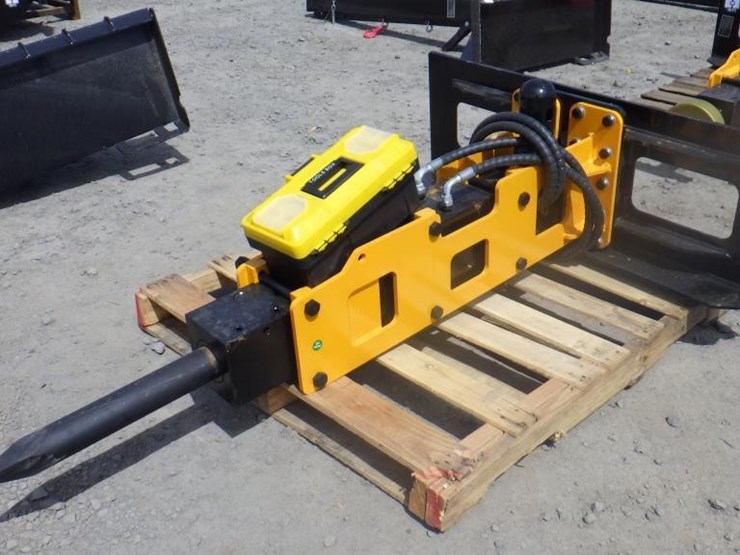 giyi-skid-steer-breaker-attachment-67"-image-1