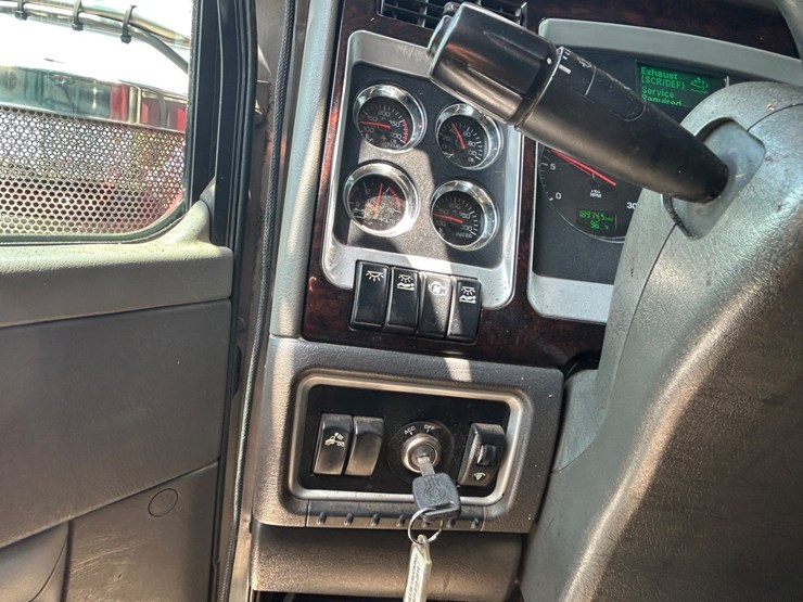 2013-kenworth-w900-image-18