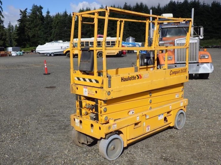 2015-haulotte-2632e-scissor-lift-image-1