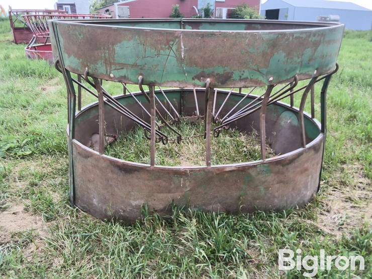 the-hay-manager-bale-feeder-image-7