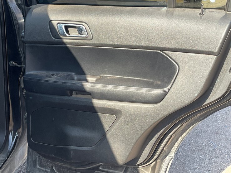 2016-ford-explorer-image-53