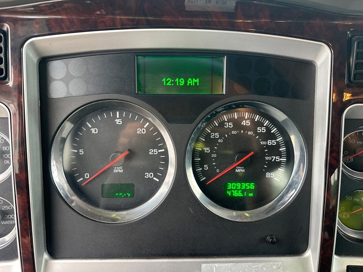 2013-kenworth-t800-image-37