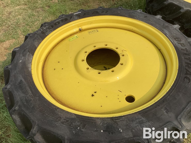 john-deere-320-image-12