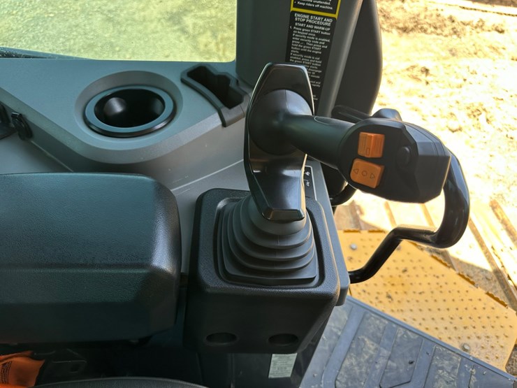 2022-deere-700l-image-35